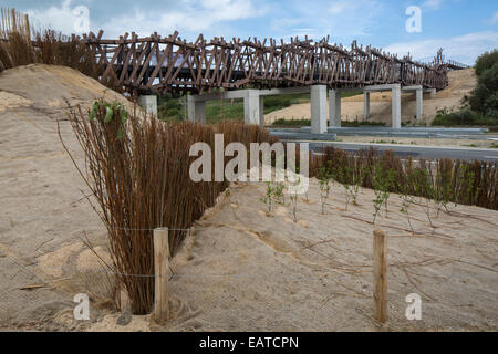 La passerella in legno Het Wrakhout a Westende, Fiandre Occidentali, Belgio Foto Stock