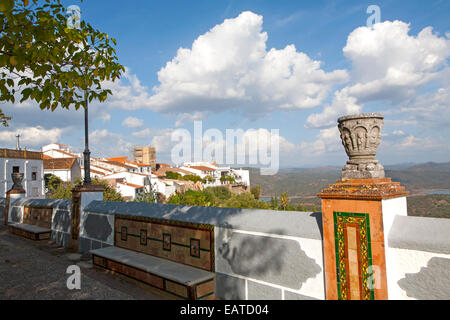 Villaggio sulla collina di Zufre, Sierra de Aracena, provincia di Huelva, Spagna Foto Stock