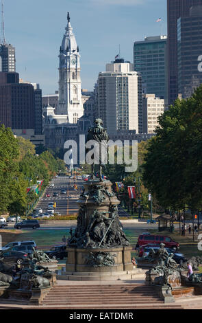 Vista del centro cittadino di Philadelphia e dalle fasi di il museo d arte che mostra il Monumento di Washington Foto Stock