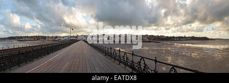 Ryde Pier Isle of Wight con la città di Ryde in background e l'isola di linea ferroviaria sulla sinistra Foto Stock