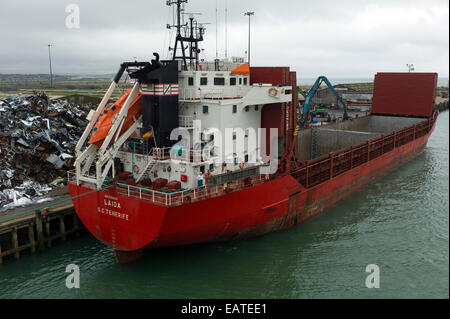 Rottami di metallo essendo caricati sulla nave nave da carico, Newhaven, Regno Unito Foto Stock