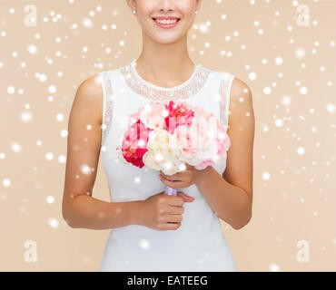 Close up della donna in abito bianco con fiori Foto Stock