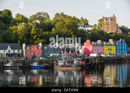 La mitica passeggiata di Tobermory sull'Isle of Mull, Scozia, con i suoi dipinti colouful negozi. Foto Stock