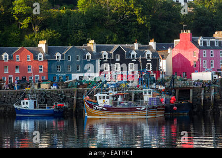 La mitica passeggiata di Tobermory sull'Isle of Mull, Scozia, con i suoi dipinti colouful negozi. Foto Stock