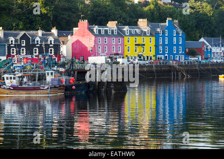 La mitica passeggiata di Tobermory sull'Isle of Mull, Scozia, con i suoi dipinti colouful negozi. Foto Stock