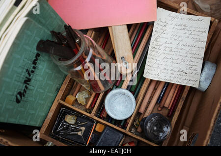 Vintage di materiali per la scrittura a Lille, Braderie Lille - Rijssel, Francia Foto Stock