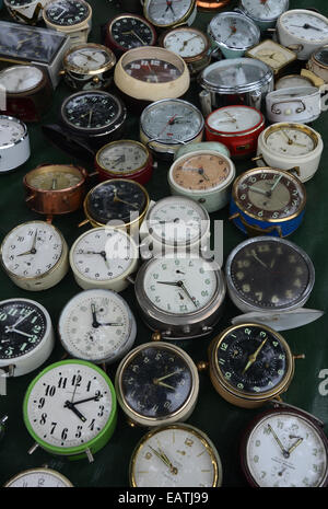 Collezione vintage di orologi di allarme sul display a Lille Braderie 2014 Foto Stock