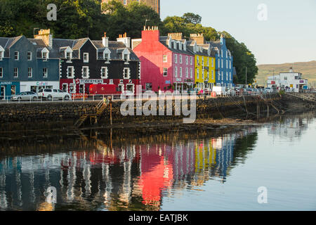 La mitica passeggiata di Tobermory sull'Isle of Mull, Scozia, con i suoi dipinti colouful negozi. Foto Stock