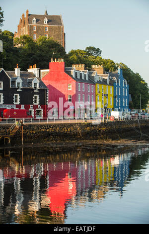 La mitica passeggiata di Tobermory sull'Isle of Mull, Scozia, con i suoi dipinti colouful negozi. Foto Stock