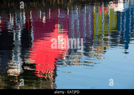 I riflessi della mitica passeggiata di Tobermory sull'Isle of Mull, Scozia, con i suoi dipinti colouful negozi. Foto Stock