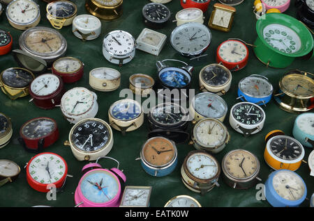 Collezione vintage di orologi di allarme sul display a Lille Braderie 2014 Foto Stock