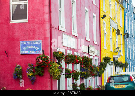 La mitica passeggiata di Tobermory sull'Isle of Mull, Scozia, con i suoi dipinti colouful negozi. Foto Stock