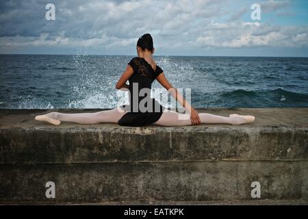 Una ballerina classica da Cuba National Ballet al Malecon. Foto Stock