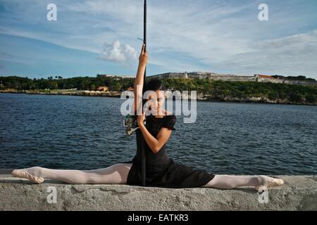 Una ballerina classica da Cuba National Ballet al Malecon. Foto Stock