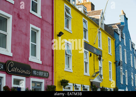 La mitica passeggiata di Tobermory sull'Isle of Mull, Scozia, con i suoi dipinti colouful negozi. Foto Stock