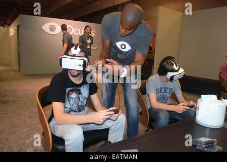 Ottobre 31, 2014 - Parigi, Francia: un video gioco giocatore tenta l'occhio Rift, un 3D Virtual Reality auricolare. Lo schermo del computer Foto Stock