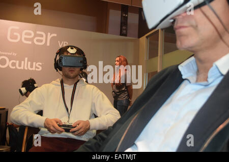 Ottobre 31, 2014 - Parigi, Francia: un video gioco giocatore tenta l'occhio Rift, un 3D Virtual Reality auricolare. Lo schermo del computer Foto Stock