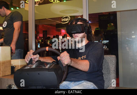 Ottobre 31, 2014 - Parigi, Francia: un video gioco giocatore tenta l'occhio Rift, un 3D Virtual Reality auricolare. Lo schermo del computer Foto Stock