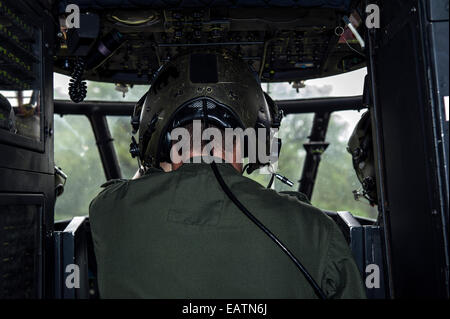 Un airforce argano operatore in un atlante Oryx elicottero tenendo-off. Foto Stock