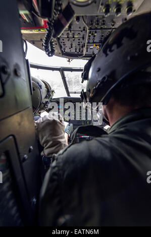 Un airforce argano operatore in un atlante Oryx elicottero tenendo-off. Foto Stock