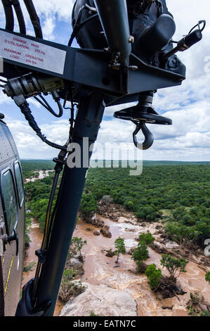 Un gancio di salvataggio e motore del verricello un airforce Atlas Oryx elicottero. Foto Stock