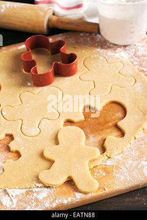 Rendendo gingerbread cookie. Natale sfondo di cottura di pasta e di cookie cutter. Foto Stock