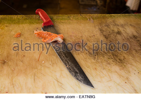 Un pescivendolo strumento in forma di un coltello molto affilato. Foto Stock