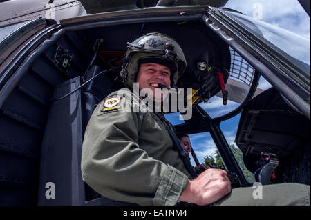 Un Atlante Oryx airforce pilota di elicottero seduto nell'abitacolo. Foto Stock