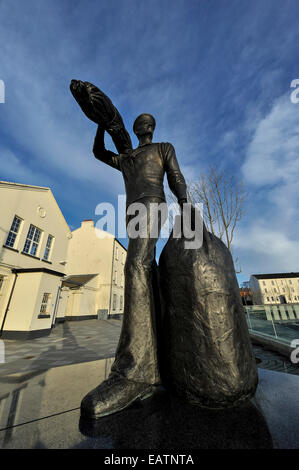 Stock Photo - International Sailor statua in bronzo, commemora la battaglia dell'Atlantico. Foto Stock