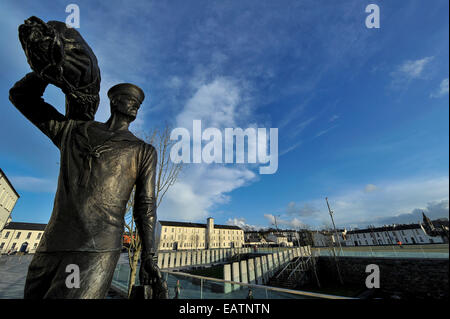 Stock Photo - International Sailor statua in bronzo, commemora la battaglia dell'Atlantico. Foto Stock