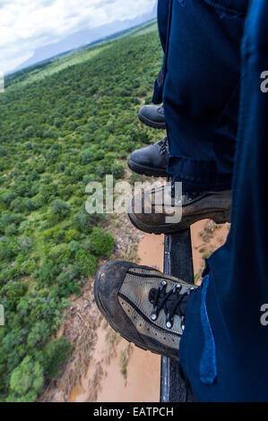 Forze di polizia e di soccorso di Airforce crew stivali in un Atlas Oryx elicottero. Foto Stock