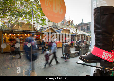 Gli operatori di mercato Manchester REGNO UNITO, 20 Novembre, 2014. St Annes Square estensioni al mercato di Natale. Festosa bancarelle stagionali, come si vede dal pattino interno rivenditore, ora sono stati installati in 1° Avenue, campi di filatura & Bridge Street come il più grande mai Dickensian Festival , sempre per il commercio nella città, si prepara per un weekend intenso. Foto Stock