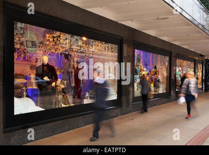 Lo stile di vita quotidiano street scene in Manchester REGNO UNITO, 20 Novembre, 2014. House of Fraser display di Natale davanti al King Street dove festivo bancarelle stagionale che è stato ora installato nel primo Avenue, campi di filatura & Bridge Street come il più grande mai Dickensian Festival , sempre per il commercio nella città, si prepara per un weekend intenso. Questo mercato ha messo il centro città di Manchester saldamente sulla mappa di Natale - il Mercatino di Natale è diventato non solo un posto favoloso per fare shopping ma anche una popolare destinazione turistica nel proprio diritto. Foto Stock