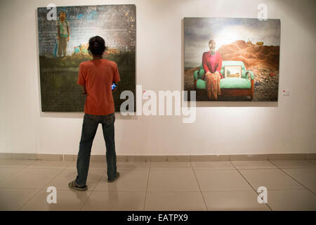 Jakarta, Indonesia. Xx Nov, 2014. due dipinto su la mostra racconta satir storia di buona casa e environtment per i poveri che provengono esclusivamente dalla loro immaginazione. Indonesia Galleria Nazionale a Jakarta terrà una mostra intitolata "Ruang Baru' (Nuovo Spazio) da 23 participanta artista sia da Jakarta e Jogjakarta. La comunità artis 'Doea Pintu' (due Dors) che hanno tenuto la mostra il tema 'nuovo spazio " è il processo di riempimento nello spazio vuoto per mantenere sempre artista indonesiano idea fresca e creatività. Credito: Donal Husni/Alamy Live News Foto Stock