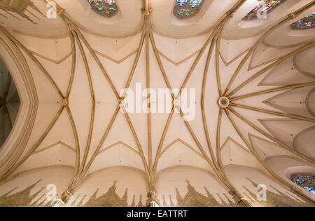 TRNAVA, Slovacchia - 14 ottobre 2014: il soffitto nel presbiterio di gotica della chiesa di San Nicola. Foto Stock