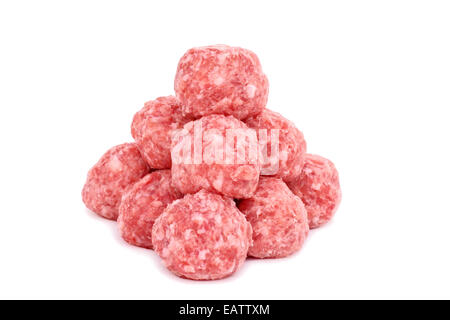 Materie non cotte le polpette di carne su un isolato sfondo bianco Foto Stock