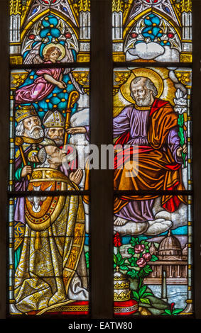 TRNAVA, Slovacchia - 14 ottobre 2014: la st. Giuseppe e il vescovo sul vetro di finestra forma 19. cento. nella chiesa di San Nicola. Foto Stock