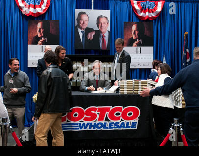 Columbus, Ohio, Stati Uniti d'America. Xx Novembre, 2014. Ex Presidente degli Stati Uniti George Bush firma il suo libro "41: Ritratto di un padre' per gli appassionati presso l'Easton Costco . Credito: Brent Clark/Alamy Live News Foto Stock