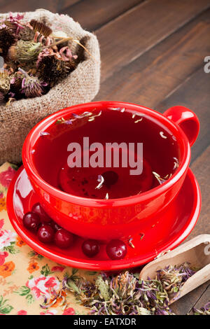 Tè rosso coppa, erbe curative sul tavolo da cucina Foto Stock