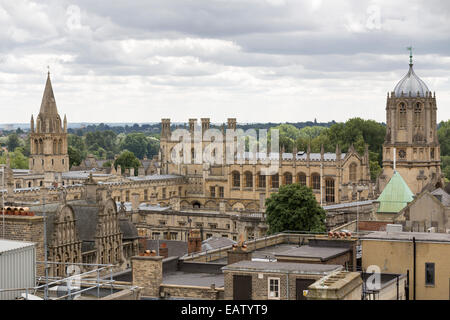 Regno Unito, Oxford, vista su Oxford verso Christ Church College dalla torre Carfax. Foto Stock