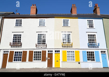 Regno Unito, Oxford, verniciato colorato porte e persiane alle finestre. Foto Stock