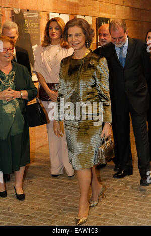 Atene, Grecia. Xx Nov, 2014. La regina Sofia di Spagna arrivano nel museo Benaki. Conferenza internazionale si concentra sulla vita e ouevre di Domenikos Theotokopoulos, conosciuto universalmente come El Greco, uno dei più grandi pittori italiani di tutti i tempi. © Aristidis Vafeiadakis/ZUMA filo/Alamy Live News Foto Stock