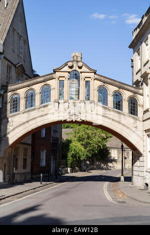 Regno Unito, Oxford, Hertford bridge, noto anche come il Ponte dei Sospiri, la giunzione di due parti di Hertford College di New College Lane. Foto Stock