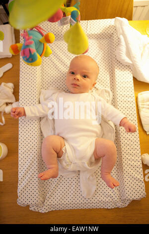 Baby posa sul fasciatoio Foto Stock