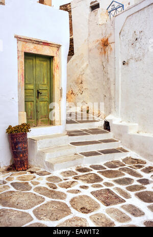 Un pittoresco vicolo-strada in salita il tradizionale insediamento di Chora (Hora) nell isola di Ios, Cicladi Grecia Foto Stock