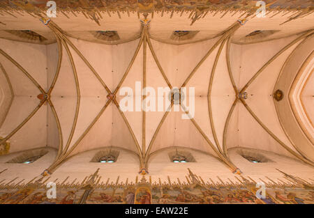 TRNAVA, Slovacchia - 14 ottobre 2014: il soffitto nella navata centrale di gpthic la chiesa di San Nicola. Foto Stock
