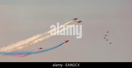 RAF frecce rosse eseguire una manovra acrobatica come due gabbie e invertito come le altre cinque pass dietro a 2014 Airshow di Southport Foto Stock