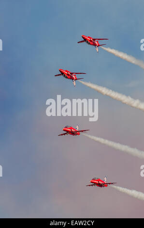 Quattro RAF frecce rosse eseguire una manovra acrobatica in un'immagine speculare di formazione con emissione di fumo bianco a 2014 Airshow di Southport Foto Stock