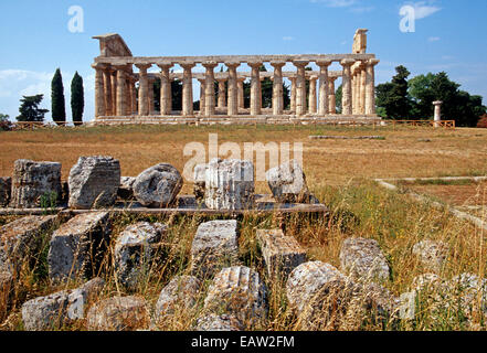Il Tempio greco di Athena nella città antica di Paestum risale al VI secolo a.c. chiamato per la vergine dea della sapienza e della guerra Foto Stock