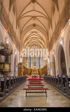 TRNAVA, Slovacchia - 14 ottobre 2014: la navata gotica della chiesa di San Nicola. Foto Stock